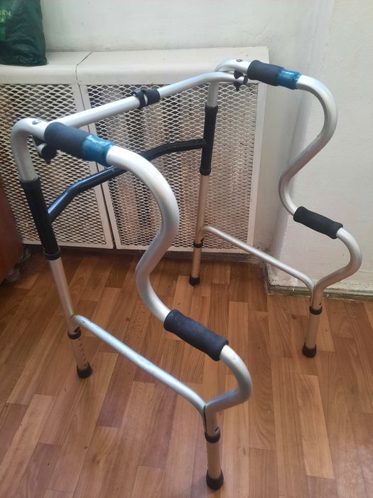 Стул пианинный, круглый.