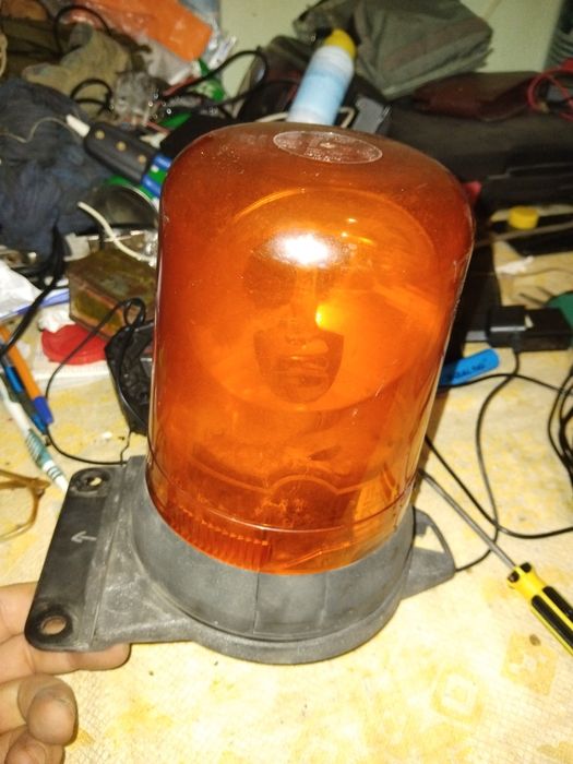 Продам проблесковый фонарь жёлтого цвета