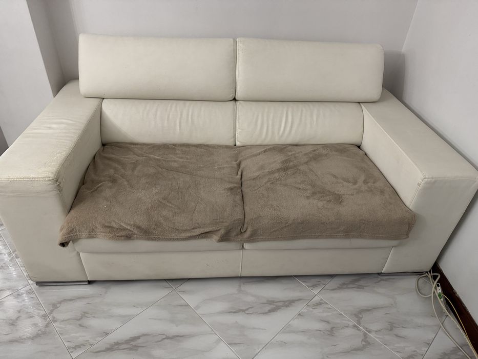 Sofá branco com danos no revestimento