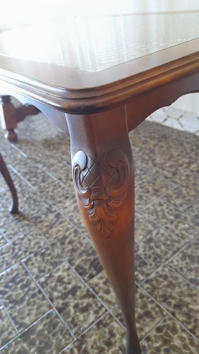 Mesinha de apoio em madeira com palhinha e vidro. 57cm de altura comprimento 70cm e 45 largura.