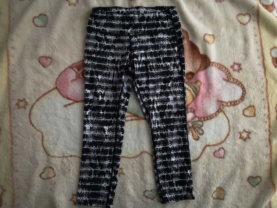 Czarne białe wzorzyste sportowe legginsy rybaczki Nike Dri-fit 36
