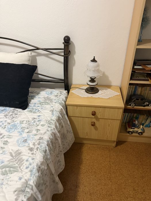 Cama de casal em ferro com moveis