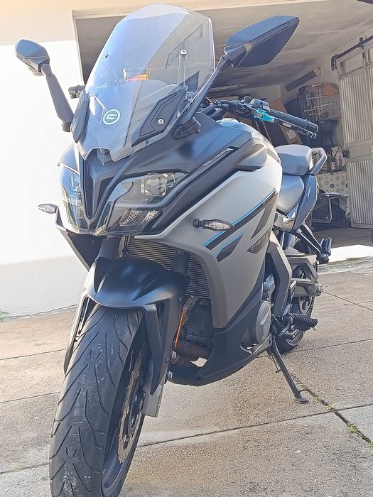 Vendo CFMOTO 650GT – 649 cc, apenas 8.000 km, como nova!