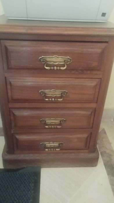 Mesa de cabeceira em madeira maciça com 4 gavetas – estilo clássico/vintage