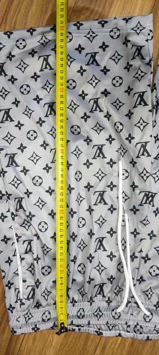 Nowe w opakowaniu spodenki Louis Vuitton rozm L wymiary na fotkach
