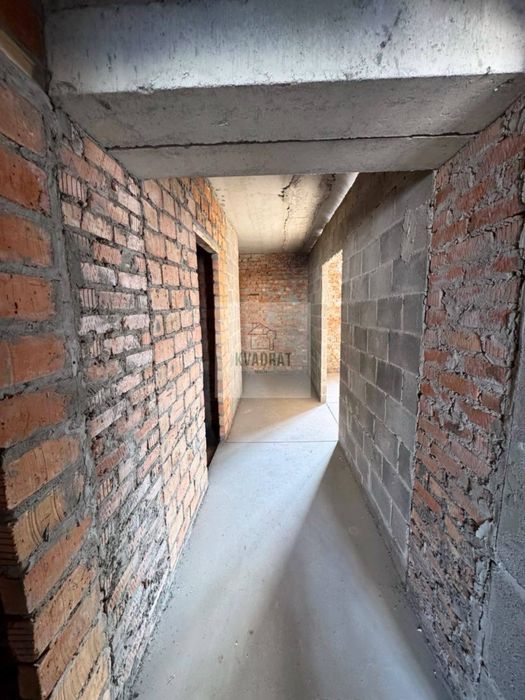 Продам простору 2-кімнатну квартиру у центрі міста