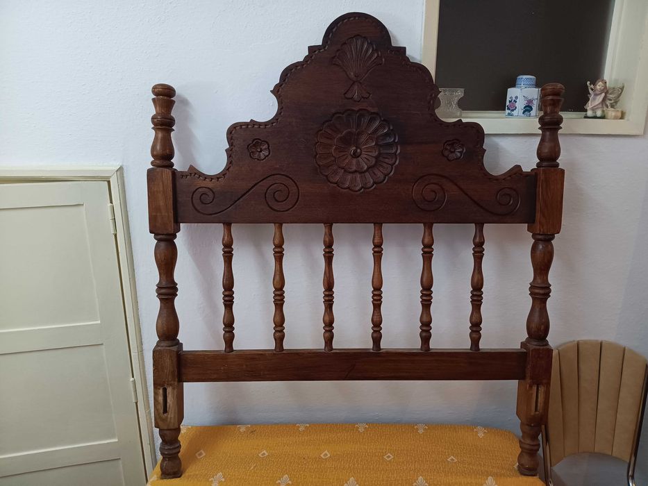 Cama em madeira antiga