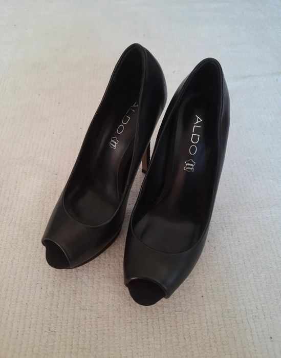 Sapatos altos com brilhantes  da Aldo
