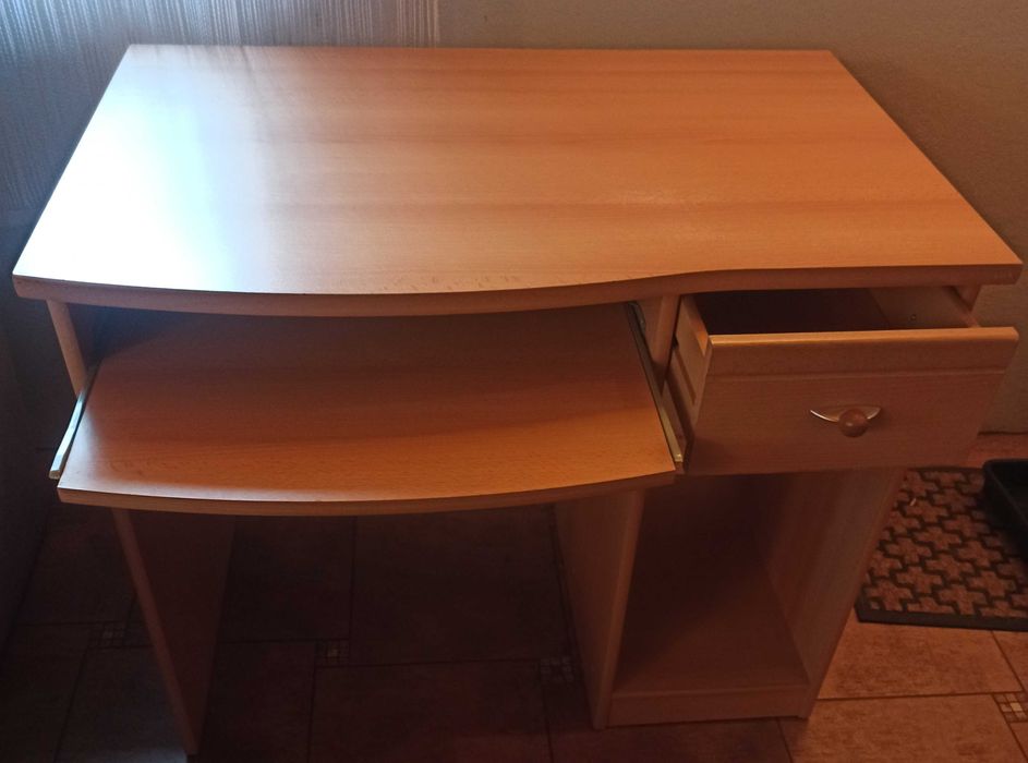 Biurko komputerowe prawe jasne