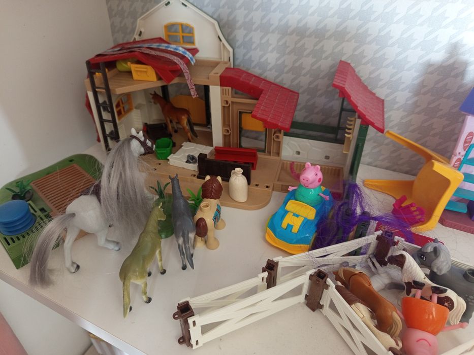 Sprzedam stajnie koni Playmobil