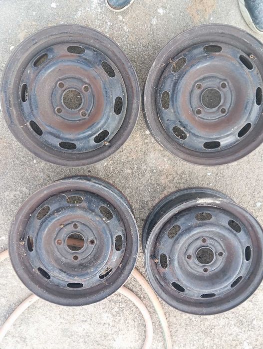 Vende-se rodas e máquina de costura
