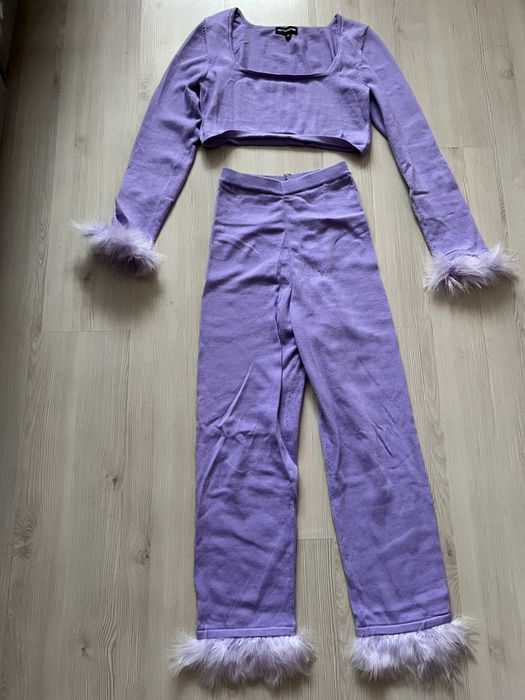 Лавандовий костюм з пірʼям с перями