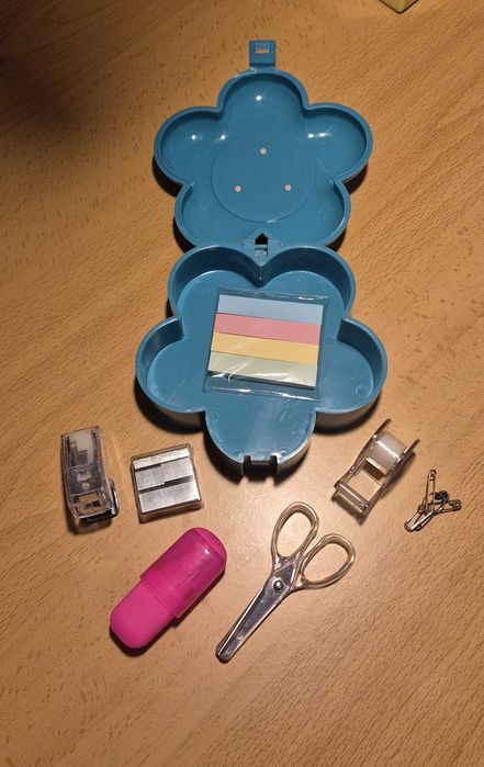 Estojo em forma de flor com material de escritório incluído