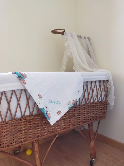 Berço para bebé em verga