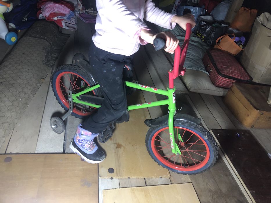 Дитячі велосипеди на 4-7 років, треба мабуть замінити камери в колесах