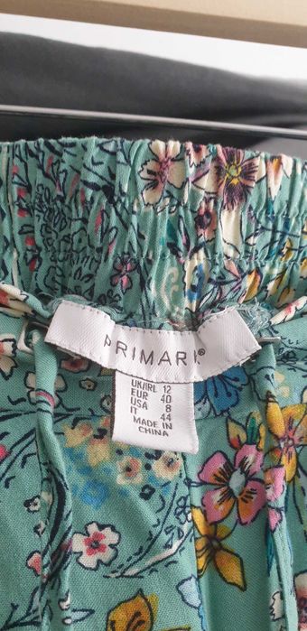 Calças verde água com flores