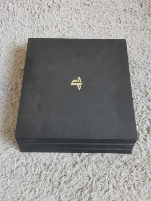 PS4 PRO + 4 Kontrolery