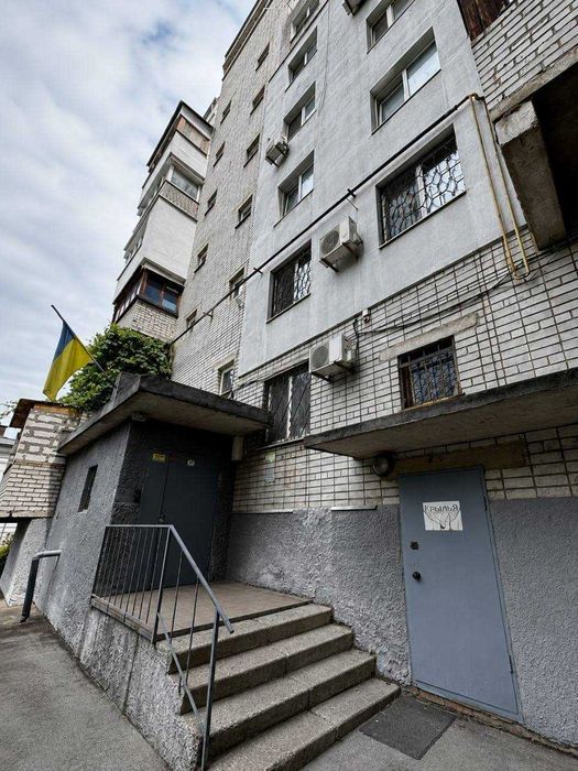 Продам просторную 3-к квартиру Крутогорный спуск Рогалева Центр