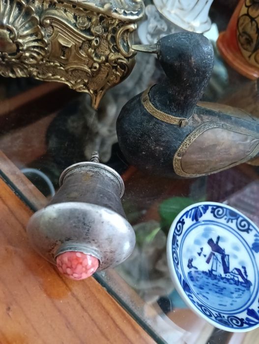 Belo puxador em casquinha, pouco comum
