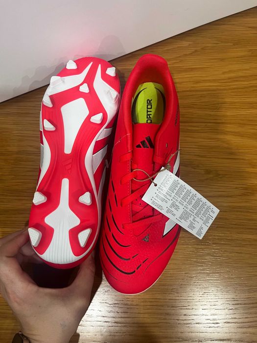 Vendo chuteiras Adidas Predator tamanho 38 nunca usadas