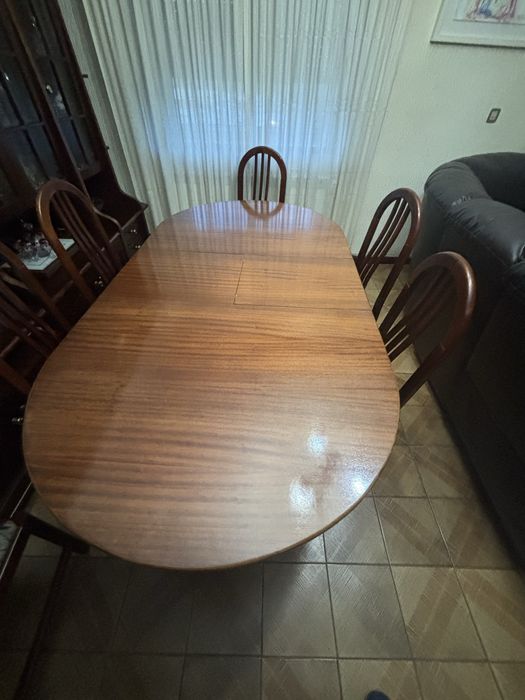 Mesa e cadeiras para 6 pessoas