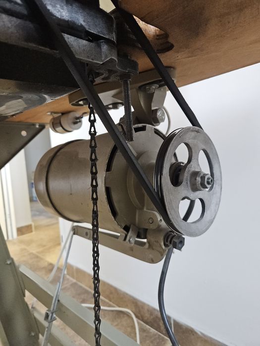 Maszyna do szycia  overlock Juki MO2500 profesjonalna