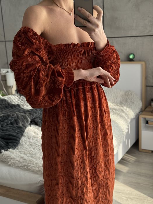 Оксамитове плаття з відкритими плечима та обємними рукавами