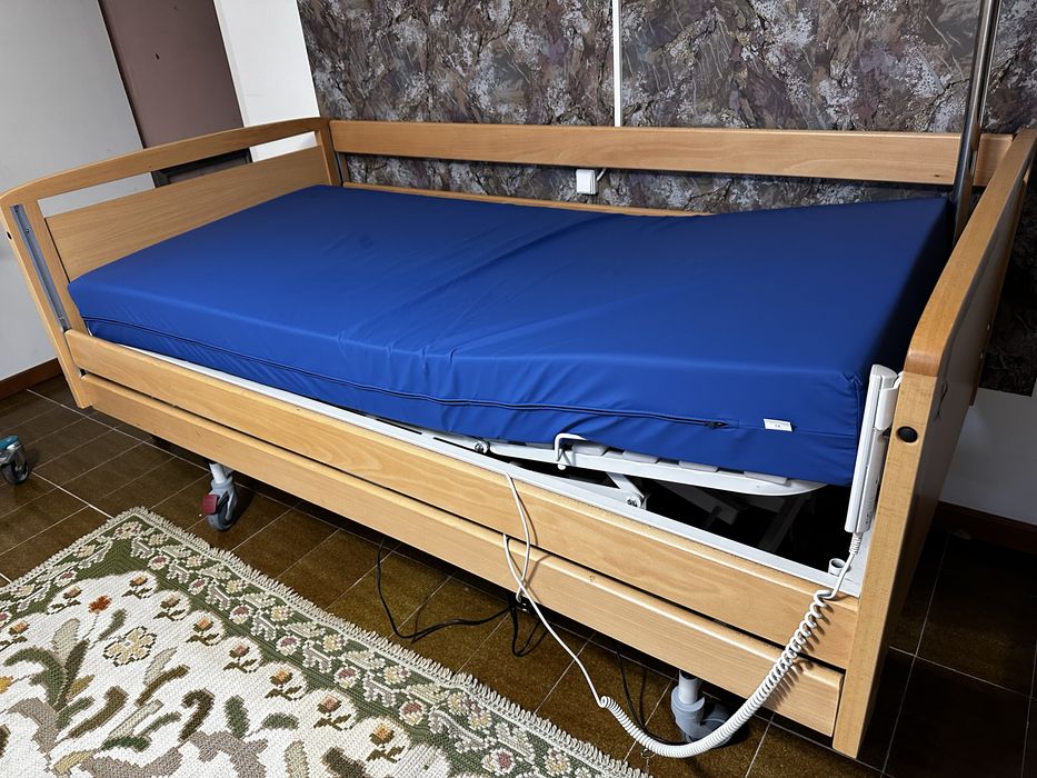 Cama de hospital articulada nova