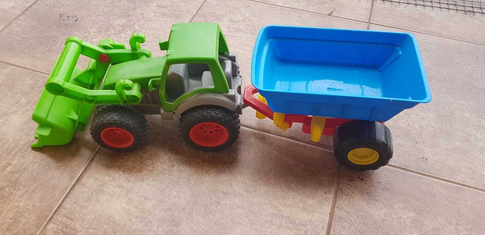 Traktor z przyczepą