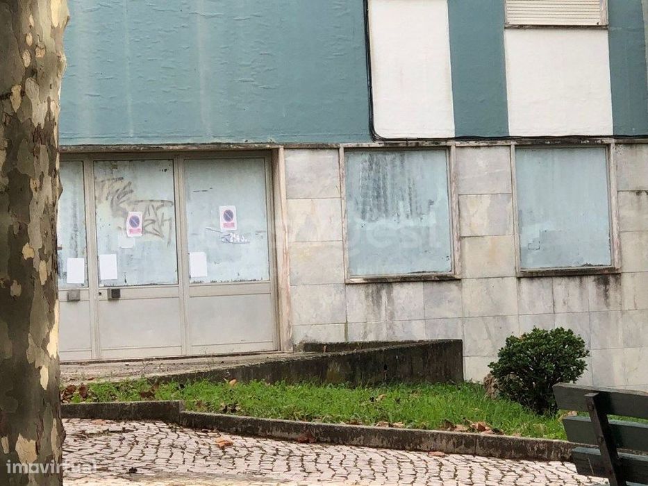 Loja com 210m² em cave com acesso direto à rua