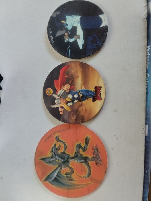 (A) Tazos de vários temas