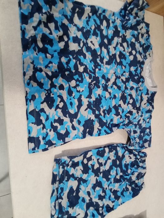 Paka różnych ubrań chłopięcych