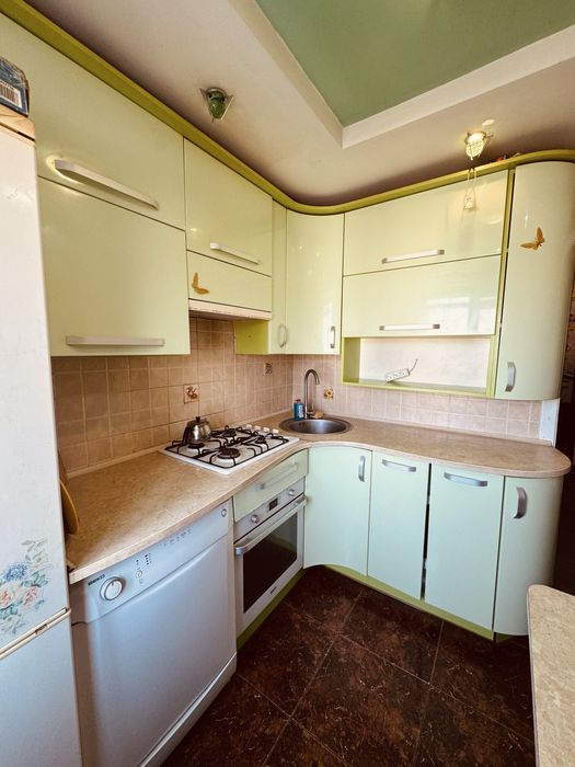 Продам трьох кімнатну з ремонтом у м.Новий Розділ.