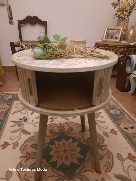 Mesa de apoio, restauraurada de novo