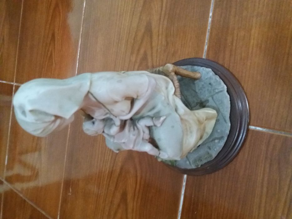 Estatueta / Estátua / Bibelô Decorativa / Mãe Pobre em marfinite