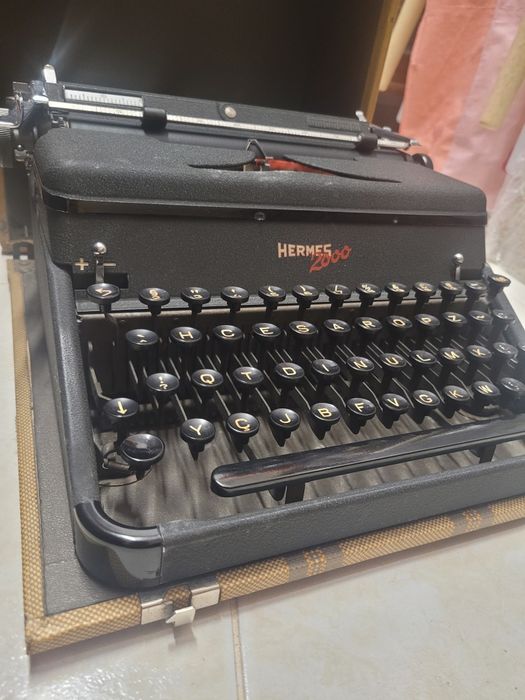 Máquina de escrever Hermes 2000