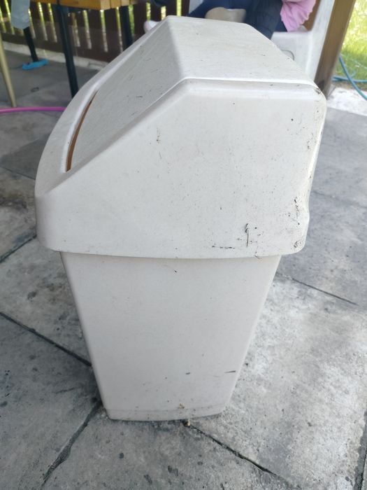 Kosz na śmieci Curver 50 l uchylny