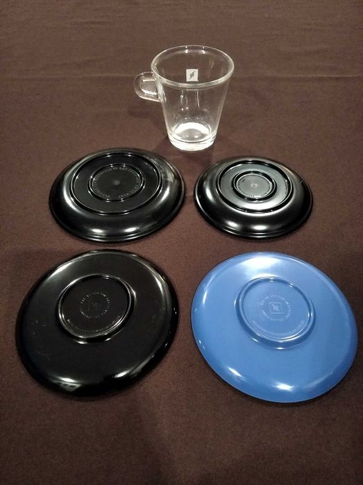 1 chávena e 4 pires Nespresso