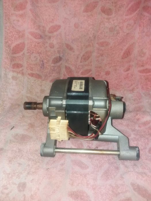 Двигатель стиральной машины Ariston AVL 109 Италия