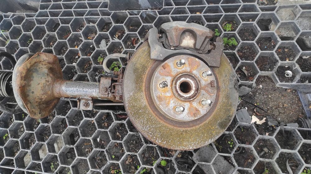 zwrotnica macpherson przedni prawy 1,8 did mitsubishi asx 2010-