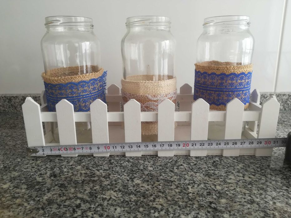 Caixa branca com frascos decorativos