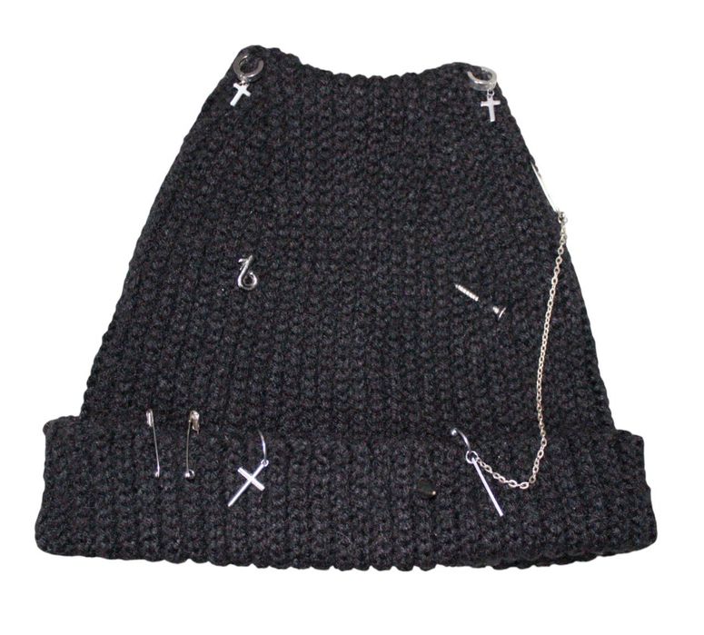 Стильная шапка с пирсингом в стиле грандж панк. Ручная работа