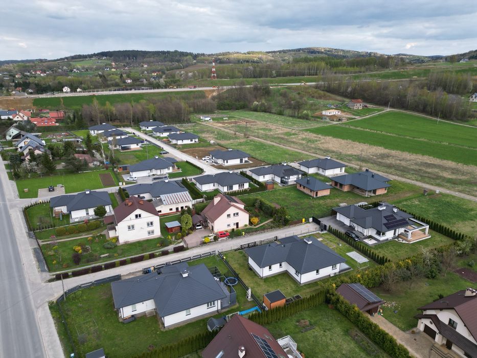 Dom jednorodzinny SSZ z elewacją i roletami