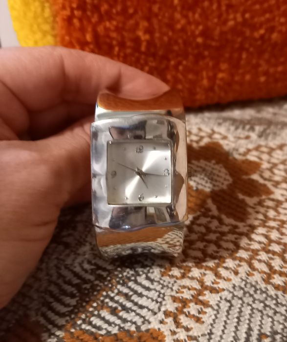 Кварцевые часы- браслет