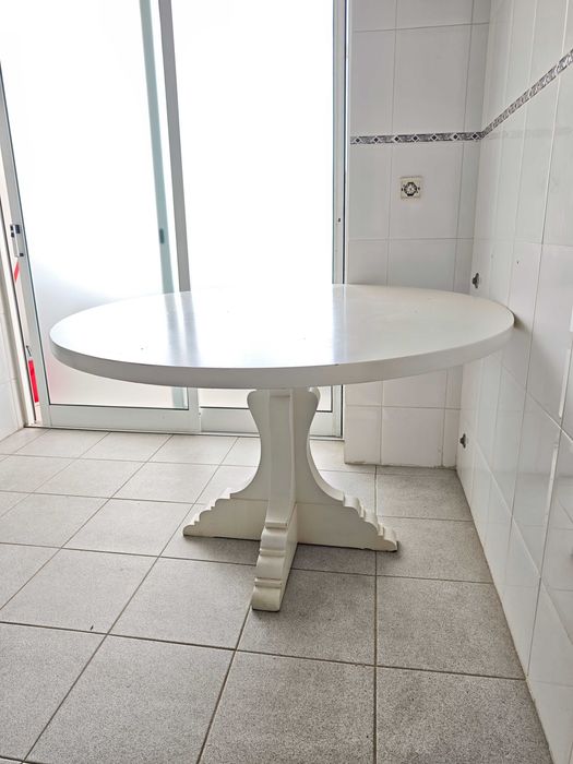 Mesa Redonda Branca de Madeira