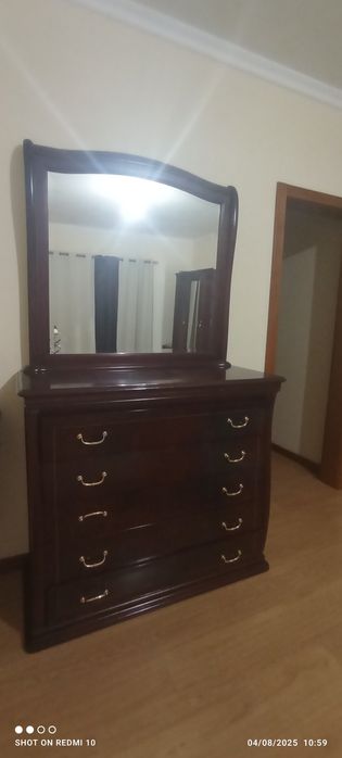 Quarto completo usado, estilo antigo.