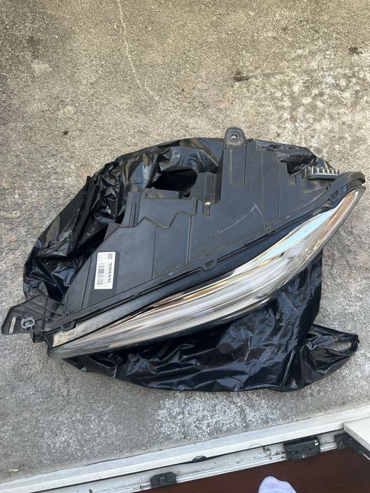 Volvo XC90 Lampa przednia