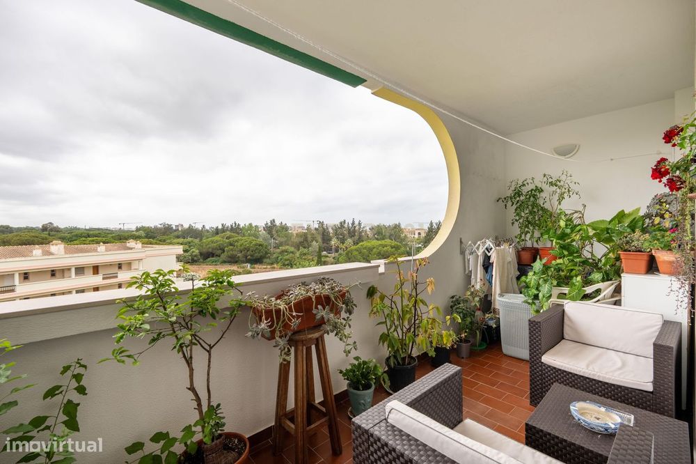 Apartamento T1 com varandas e vista mar no Parque das Amendoeiras — Vi