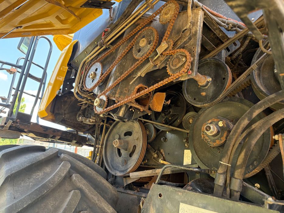 Комбайн New Holland CX8080