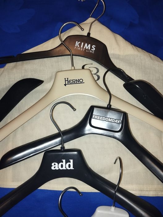 Брендові тремпеля вішалки для одягу.